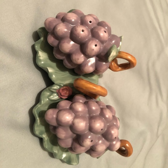 Pfaltzgraff Grapevine Salt and Pepper Shaker - Picture 1 of 1